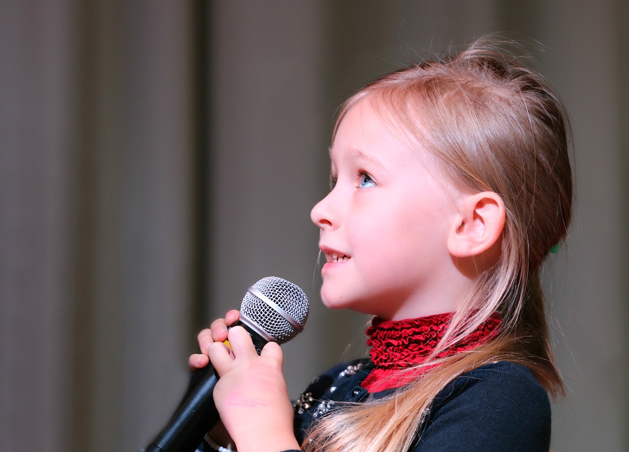 microphone, concert, girl-1804148.jpg